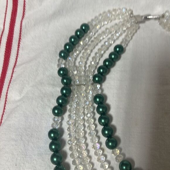 Elegant Green and Crystal Beaded Necklace - Picture 6 of 9